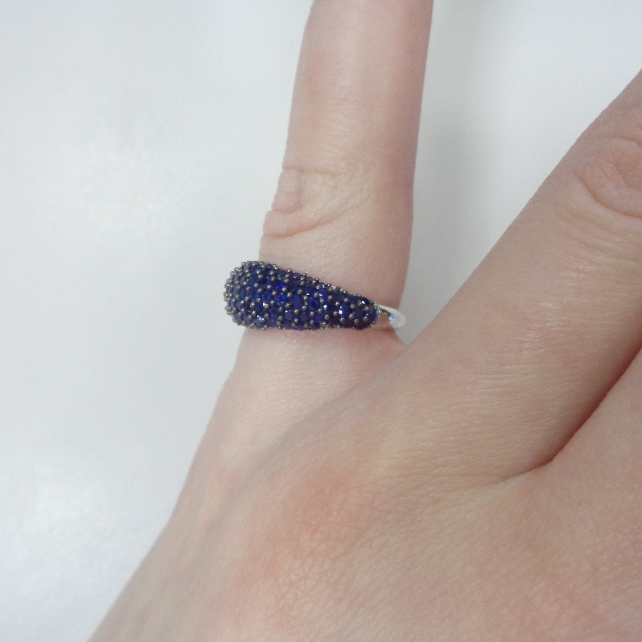 Серебряное кольцо с сапфирами